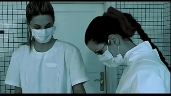 Созрелая зрелая брюнетка в костюме шлюхи-медсестры гладит своё пышное тело ладонями